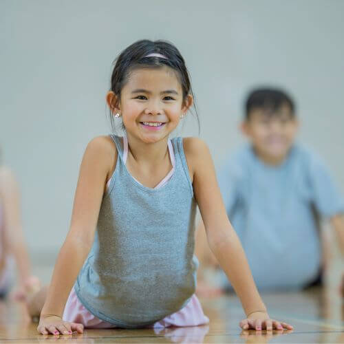 Kinder machen Yoga und sind glücklich
