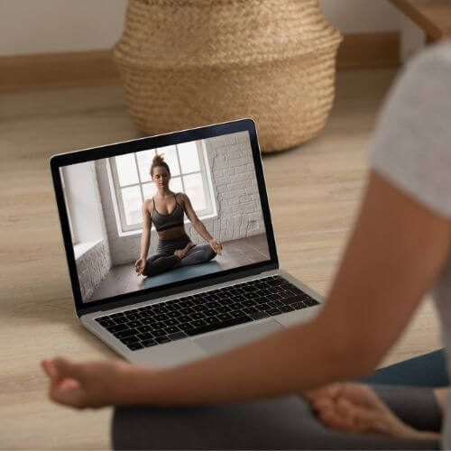 Frau macht Yoga Online