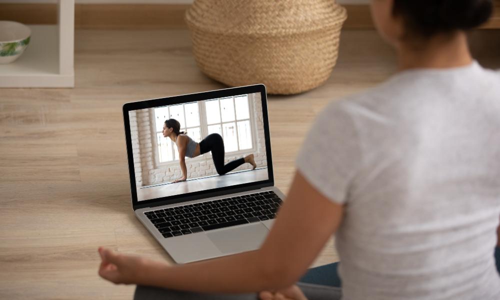 Online Hatha Yoga mit Sathya Kantara